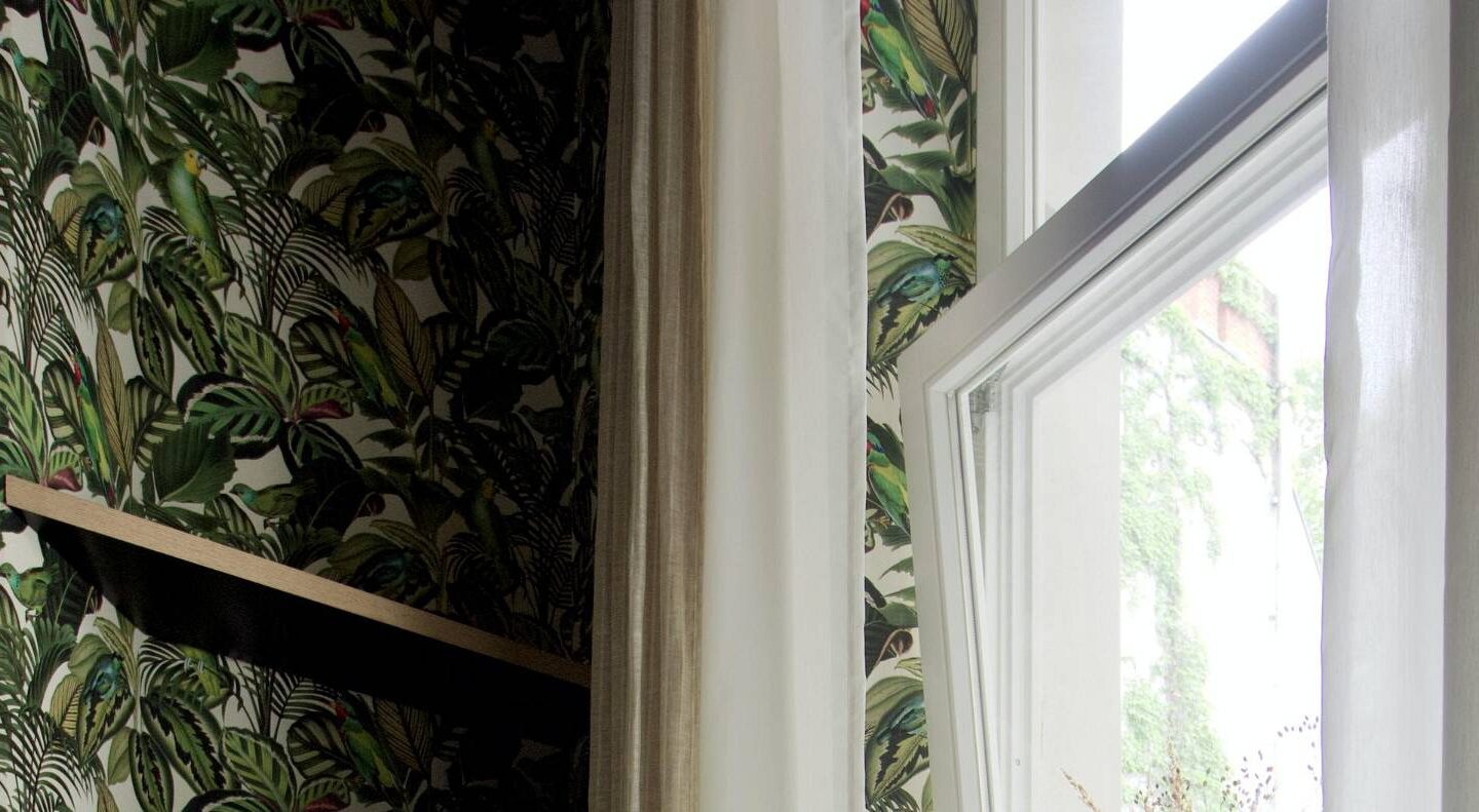 Jak połączyć zasłony z tapetą, żeby wnętrze wyglądało spójnie i przytulnie?