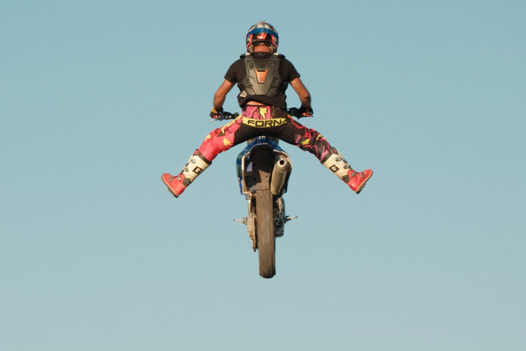 Jazda w trudnym terenie – jak dobrać trwałą odzież na motocykle off-road i enduro?